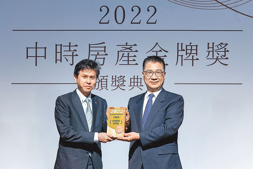 信義代銷總經理李少康（左）從內政部長徐國勇手中，接下「卓越創新服務獎」。（信義代銷提供）