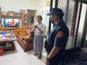 7旬老婦迷途倒路旁，斗六暖警助返家/斗六警分局提供