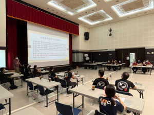 消防局今(28)日於9樓大禮堂召開111年度第3季「專責安檢小組消防安全法令暨建築物審(勘)查執法疑義」研討會議