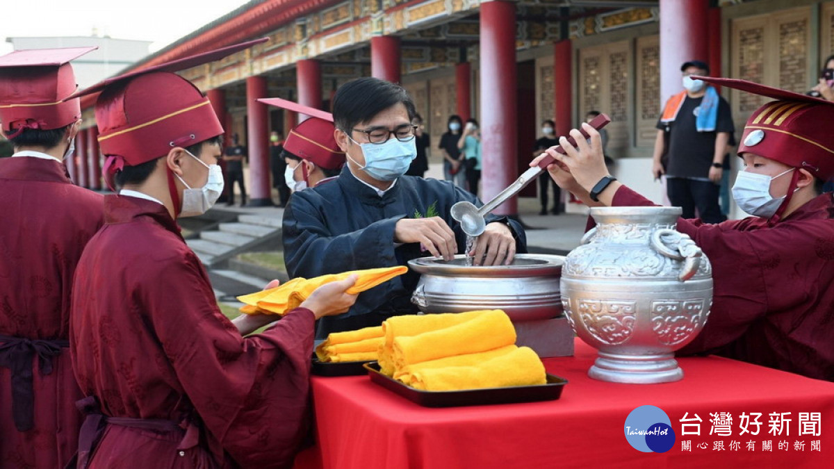 ▲釋奠禮在莊嚴鐘鼓樂聲中陳其邁依循明禮儀節進行。（圖／記者 許高祥 翻攝）