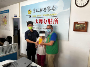 警見婦啜泣溫情關懷，警「急」救助申請補助/斗南警分局提供