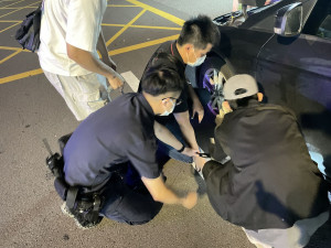 引擎室傳來喵叫聲，警民合力救出受困小貓。