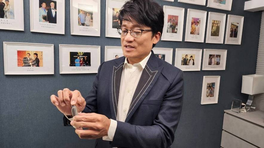 陳俊龍醫師親自解說「一鑽植牙」專利,讓患者更安心治療。