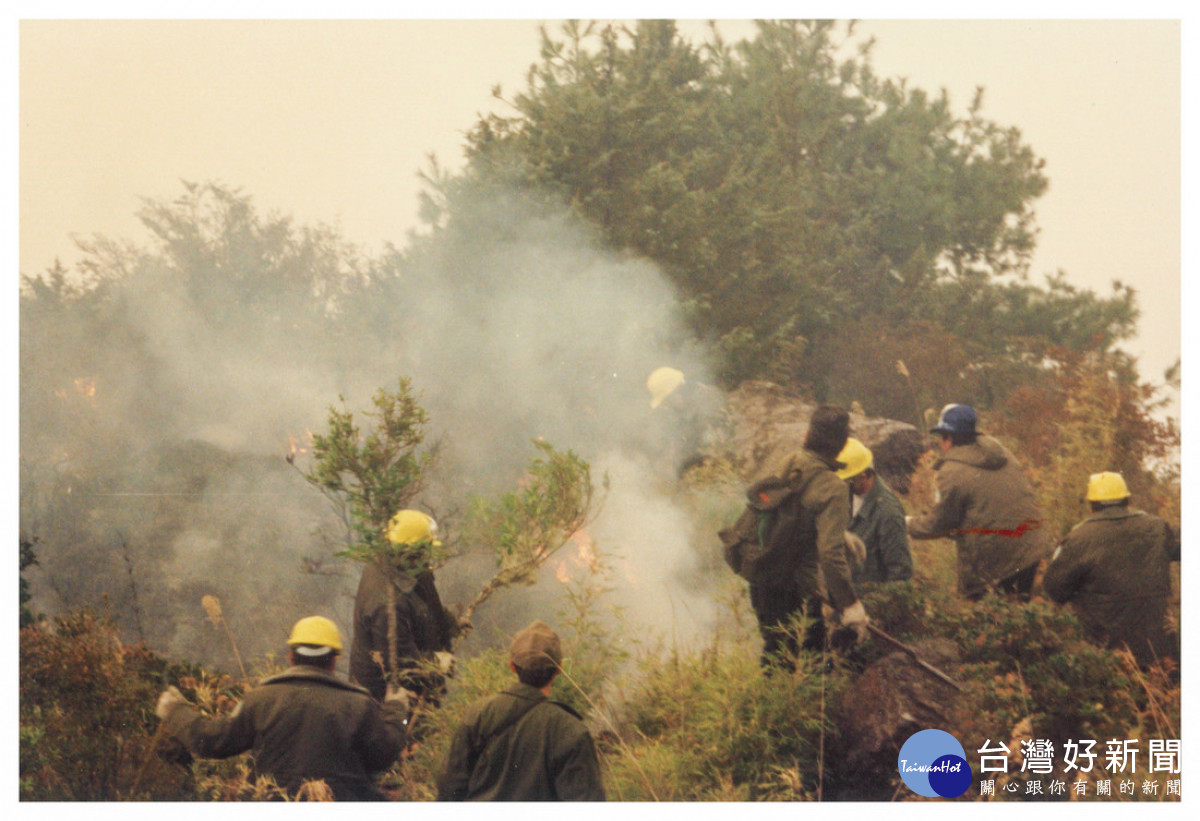 圖說：早期發生數起森林火災且長達數日，巡查員總是第1線趕赴現場撲滅大火(圖為82年塔塔加森林火災)，收錄自《玉山煙雲》。