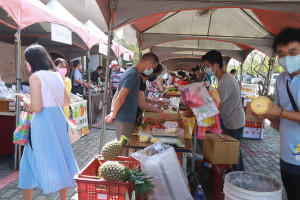 縣農會結合農糧署高公局縣府舉辦青農市集展售優質蔬果農產。（記者扶小萍攝）