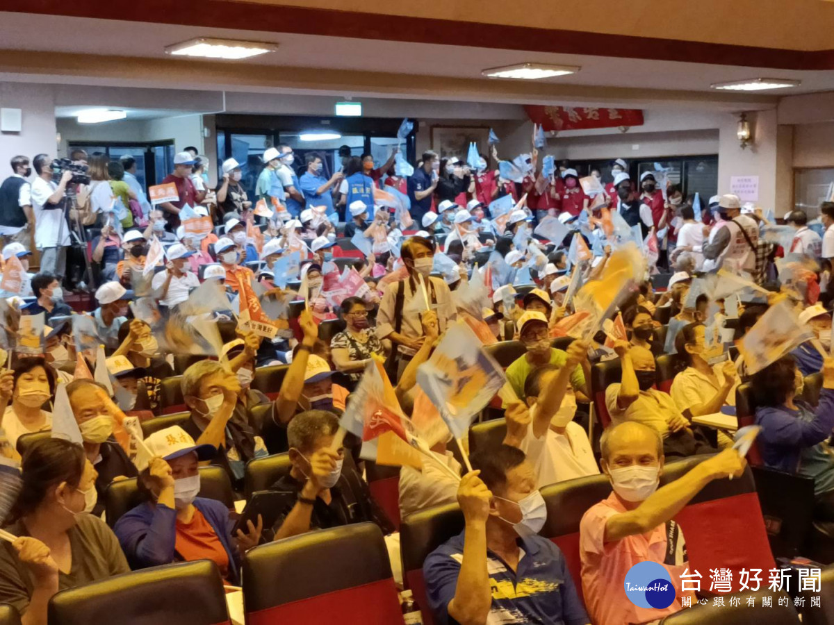 台中市長盧秀燕與議長張清照舉辦首場問政說明會，近千名支持群眾力挺連任。