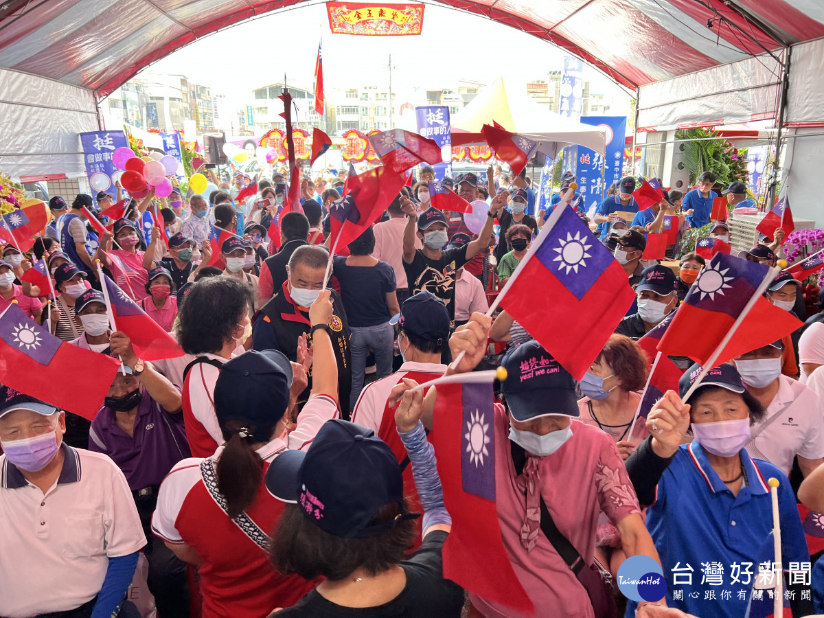 台中市長盧秀燕趕赴豐原區參與台中市議員張瀞分聯合競選總部成立。