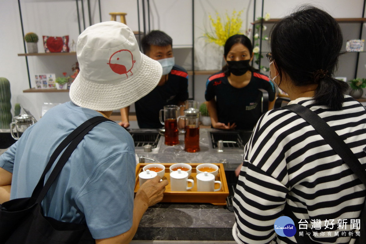 民眾試喝台灣山茶。
