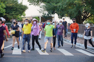 綠色隧道健走，集鎮長陳紀衡與大家一起齊步走。