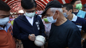 ▲陳其邁一一與鄉親問候致意、合影留念，並祝福長輩重陽節快樂。（圖／記者 許高祥 翻攝）