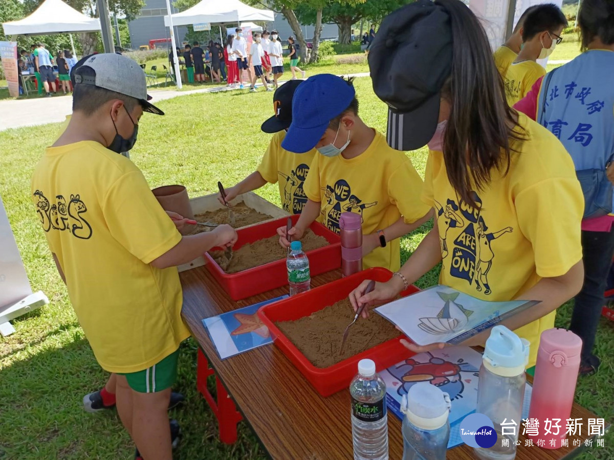 大手牽小手勇闖五股夏綠地　垃圾山變公園是學生多元學習活動場域