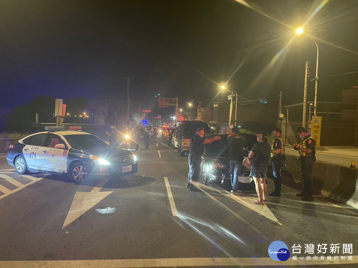 楊梅警分局「閉鎖式路檢」勤務，遏止改裝車聚集製造噪音影響民眾安寧。<br /><br />
<br /><br />
