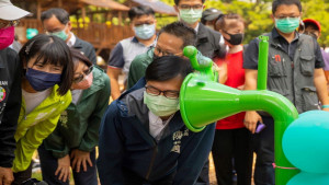 ▲兒福童樂號歡樂啟航，陳其邁蹲下仔細聆聽小朋友的悄悄話。（圖／記者 許高祥 翻攝）