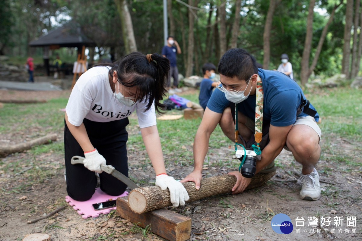 八仙山森林豐盛季DIY課程「手作木杯墊」等你來體驗。(八仙山自然教育中心攝)