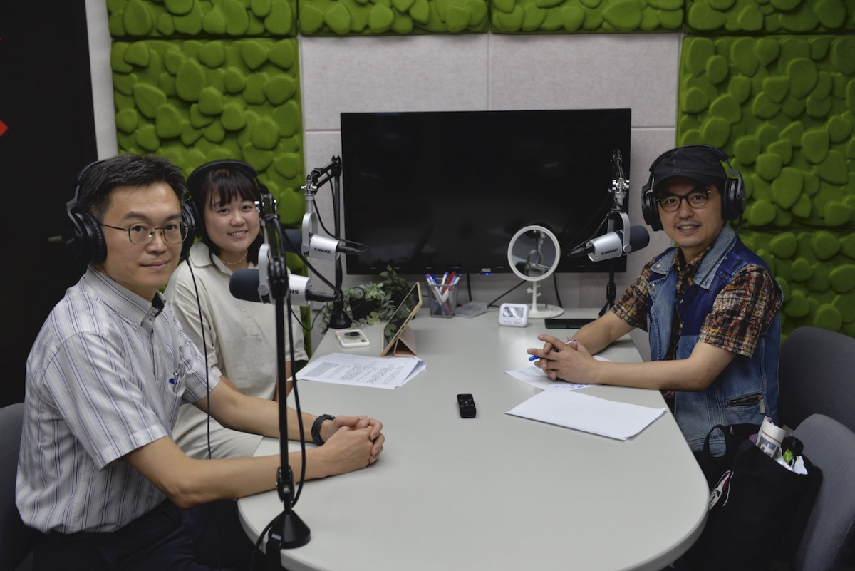 亞東醫院院長邱冠明、世新廣播電視電影學系廣播組學生吳旻娟、主持人黃子佼（由左至右）。
