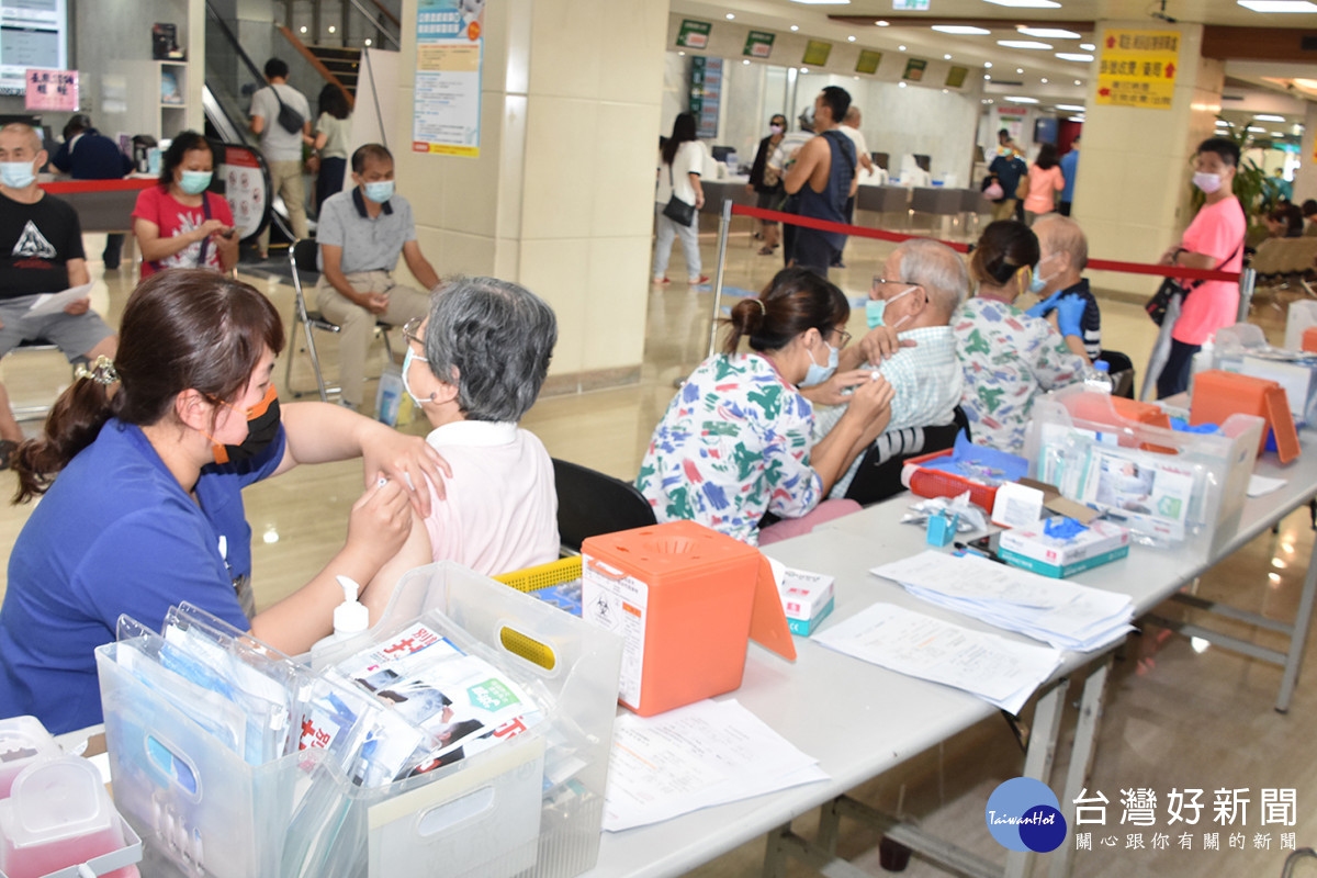 彰基同仁為守護民眾、自己和家人的健康，踴躍接種疫苗；也鼓勵民眾趕快施打。圖／彰基醫院提供