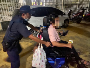 警方與民眾合作，協助電動輔具沒電的女子平安返家／警方提供