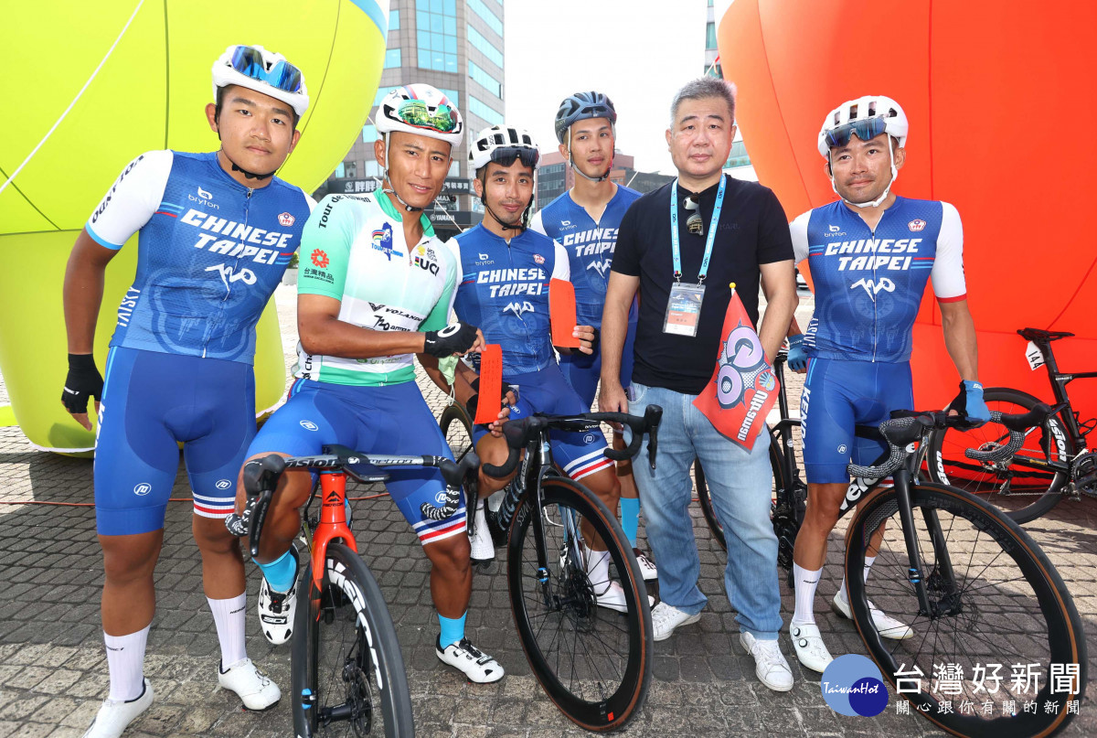 中華隊王聖慜領隊(右二)加碼中華隊獎金，鼓勵選手桃園市再接再勵。