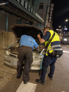 夜間老車故障橫停道路待援，警民推車到路邊維持交通順暢。