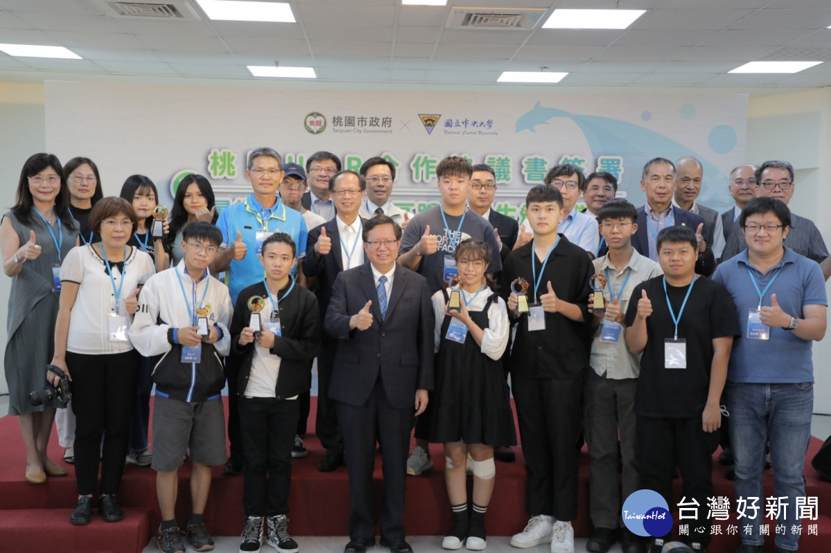 桃園海管處辦理青年海岸社區蹲點創生計畫,桃園市長鄭文燦親臨現場頒獎並予以肯定。