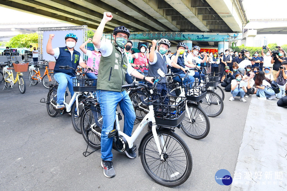 民進黨北北基桃4位市長候選人從交通治理串聯，騎乘Ubike象徵一起啟動。