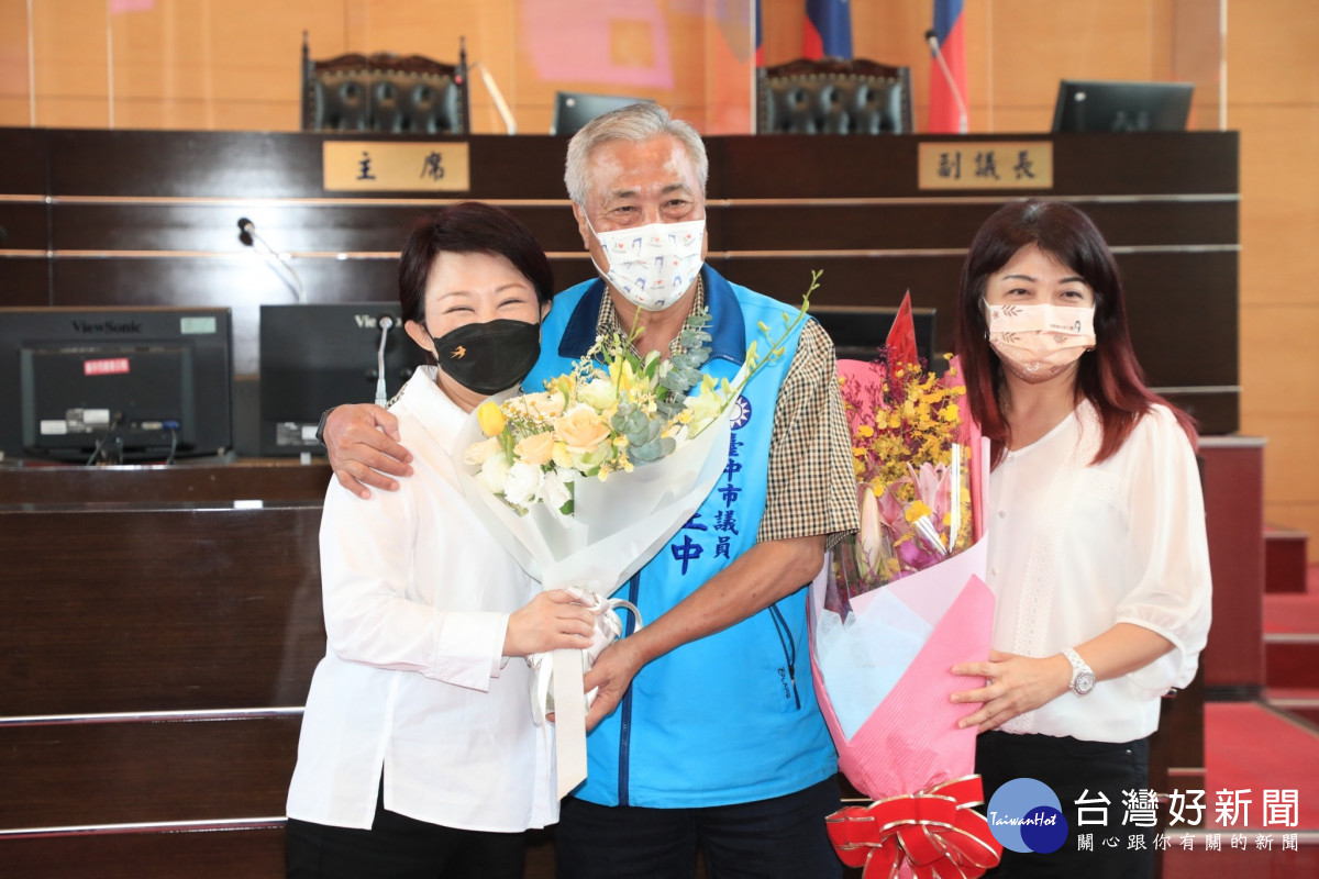 盧市長與宣布退休的楊正中合影