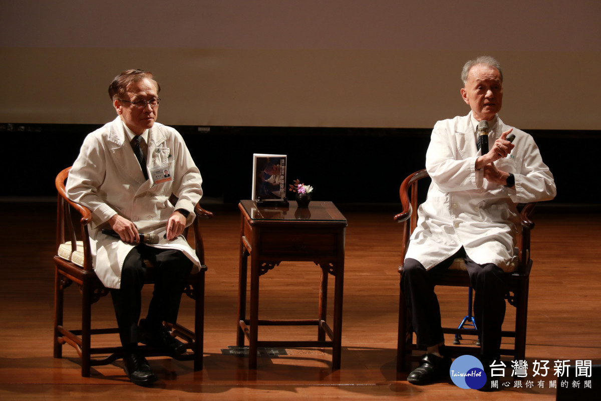 臺中慈院院長簡守信（左）與林俊龍執行長（右）同台分享慈濟人文醫療。