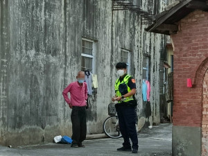 日正當中老翁迷途，斗六暖警助返家 /斗六警分局提供
