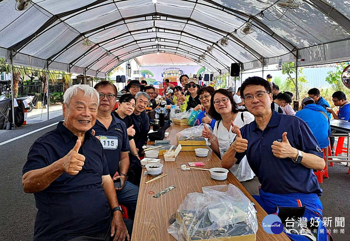 林正義董事長(左一）和參加單車公益家庭日的車友