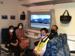美國老年醫學專家日前參訪板橋榮家，榮家主任張長林家親自引導專家們參觀懷舊健康走廊、沉浸式4D火車失智專區