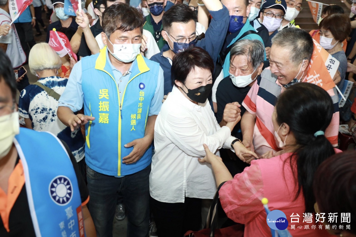 台中市長盧秀燕趕抵東勢活動現場，獲得滿場民眾的熱情歡呼。
