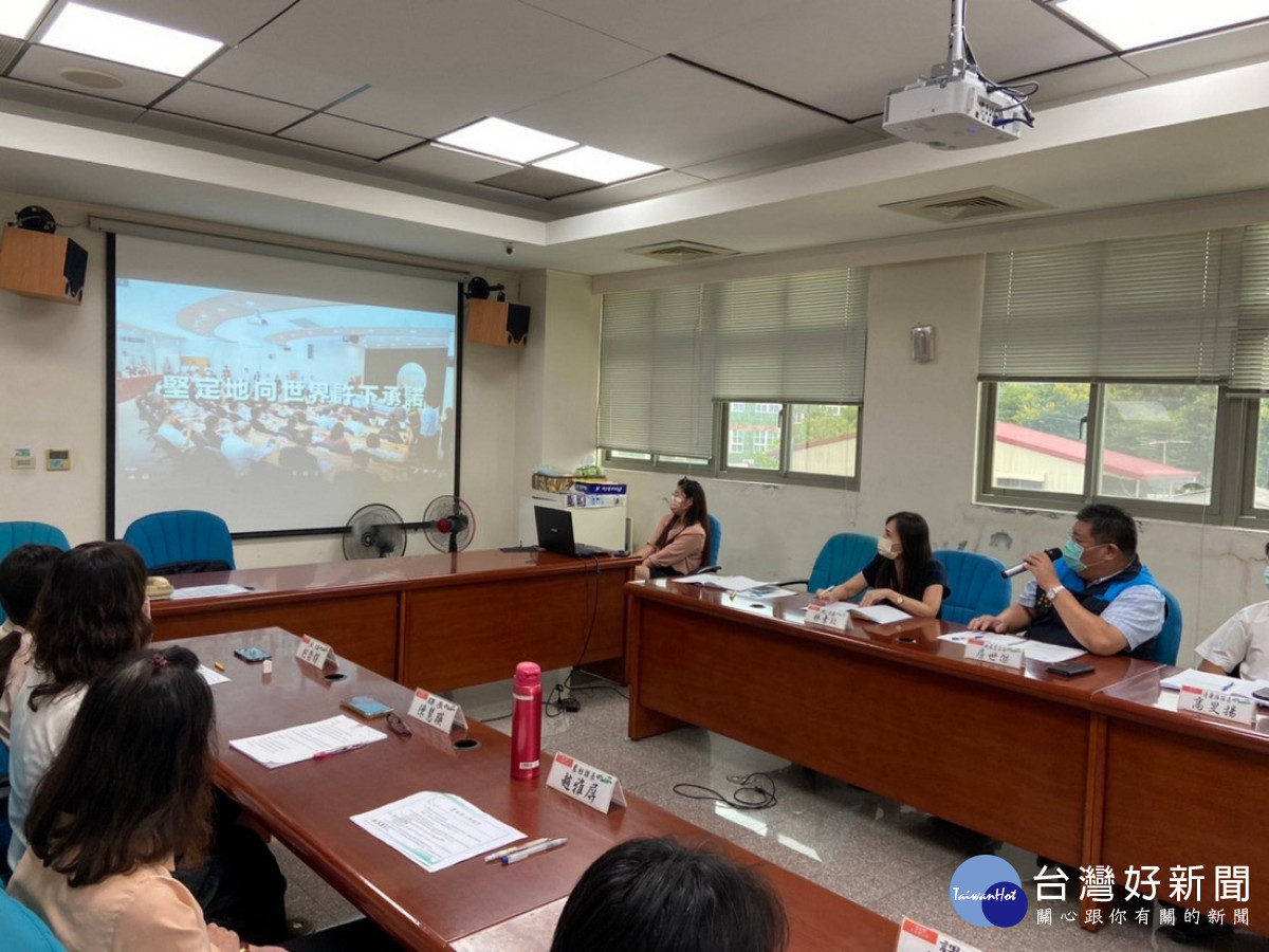 水里鄉公所主管會報，與會人員觀看中華民國聯合國反貪腐公約 第二次國家報告國際審查會議活動影片。