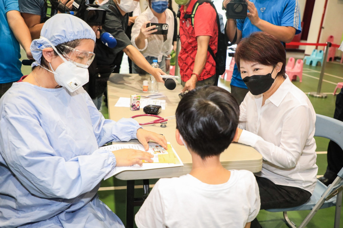 市長視察中市校園兒童疫苗快打狀況。(圖/台中市政府提供)