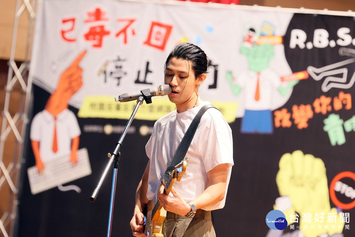知名藝人李玉璽於「已毒不回 停止暴力」校園宣導活動現場演出。