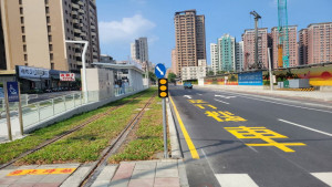 ▲高市議員質疑輕軌瀝青混凝土工程案，高市捷運局表示，所有工程發包公開透明絕無不法。（圖／記者 許高祥 翻攝）