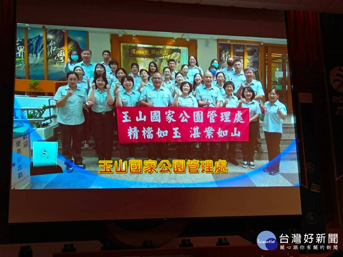 全體同仁歡欣鼓舞，分享得獎喜悅。