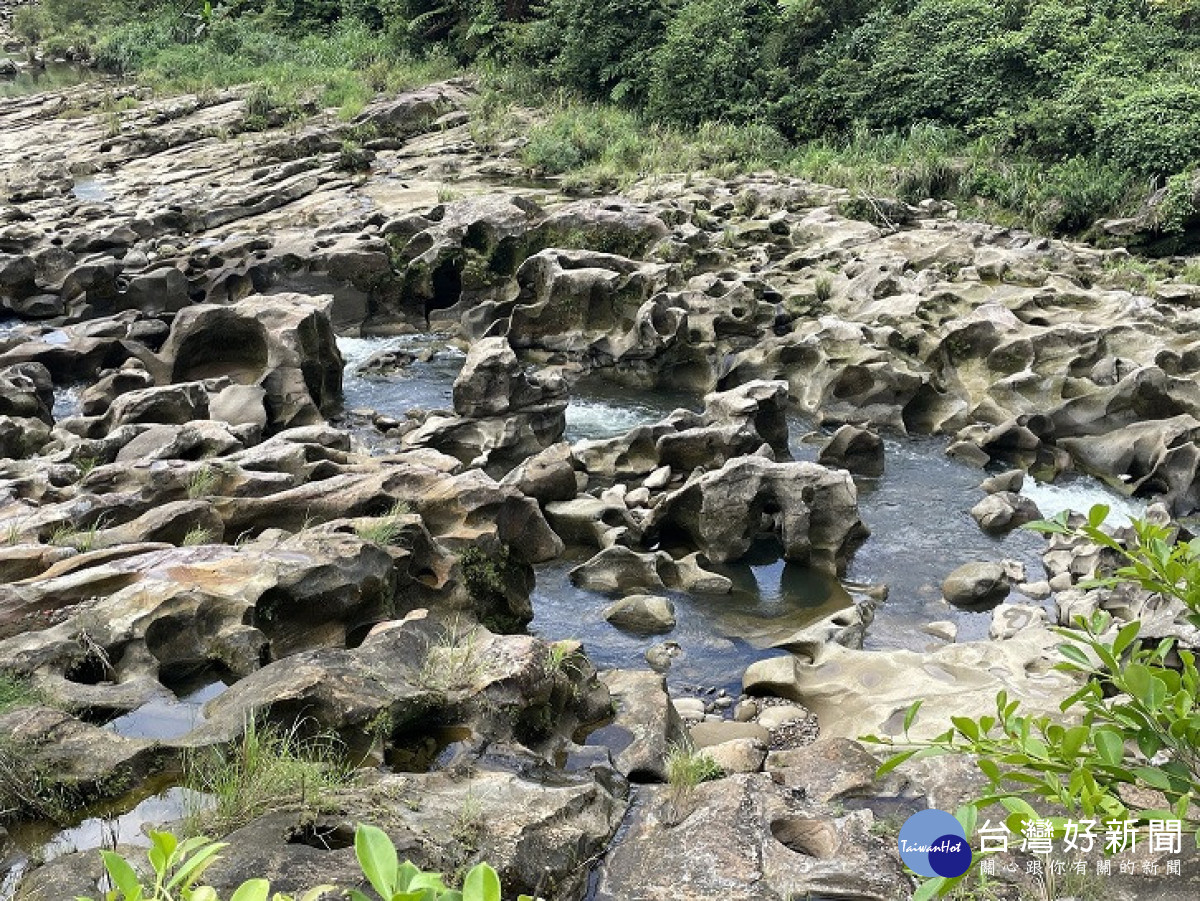 基隆河床岩石上有許多大大小小圓滑的坑洞就是世界級地理景觀「壺穴」