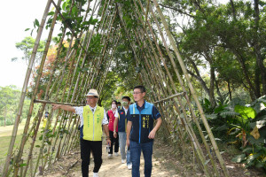林世賢市長為市民代表會主席陳文賓等人導覽新啟用的香山步道．東方公園。圖記者鄧富珍攝／