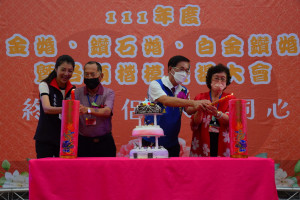 林明溱縣長、許淑華立委與佳偶代表一同點亮喜燭。
