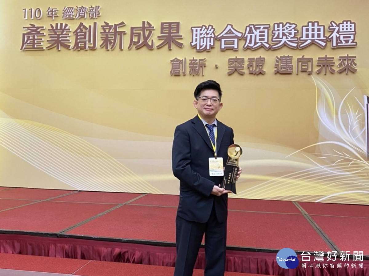 中原大學化工系特聘教授張雍在學術界及產業界佔有一席之地。(圖為獲頒國家發明獎)