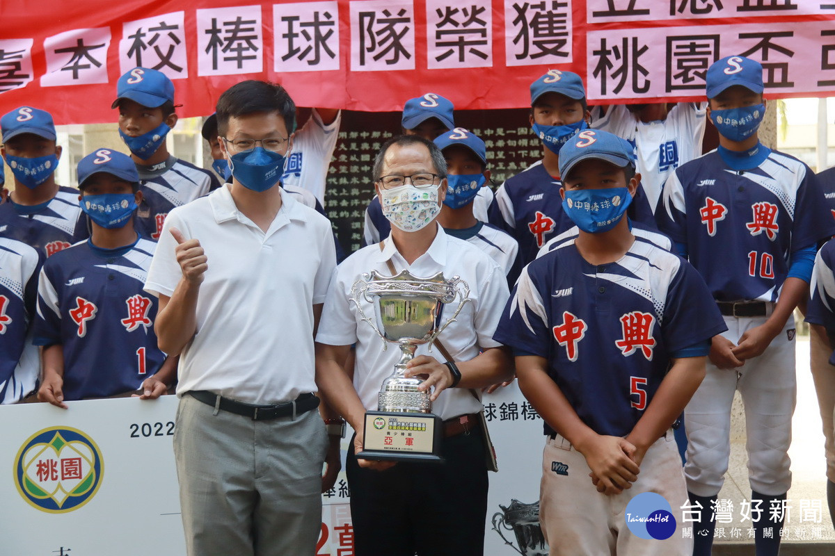球隊將榮譽獎盃獻予校長。（記者扶小萍攝）