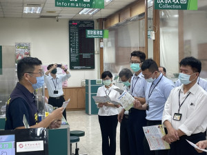北港偵查隊長鄧家福率員至轄區各金融機構宣導反詐騙／警方提供