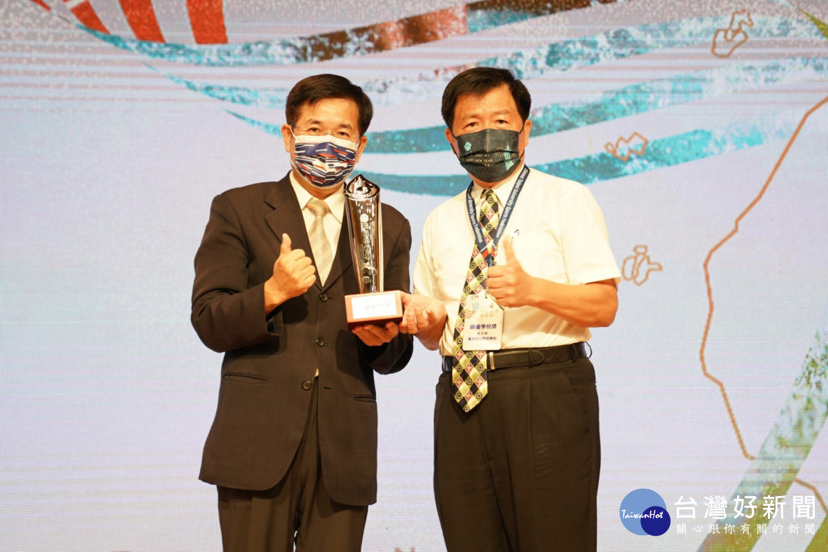 台中市立啟明學校勇奪績優學校獎。