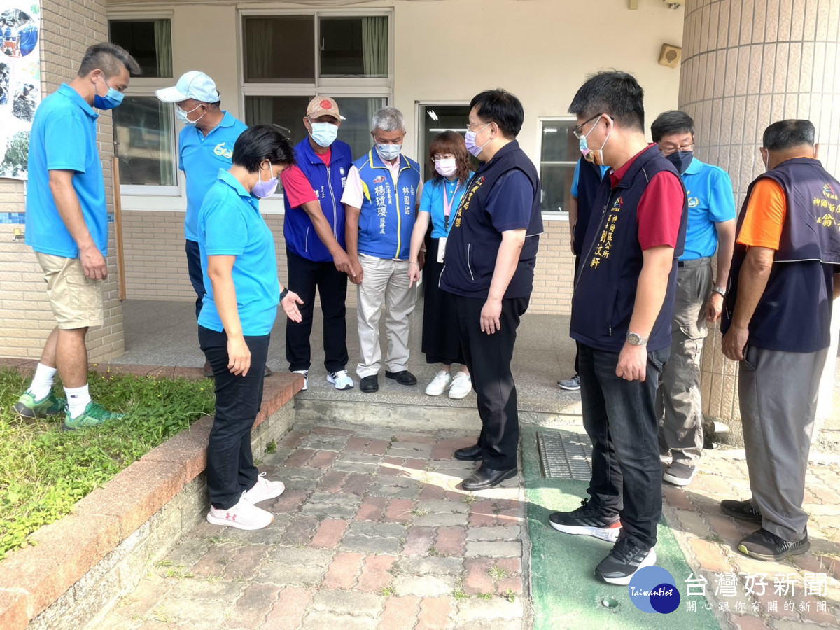 立委楊瓊瓔及市議員羅永珍爭取600萬元改善圳堵國小及神圳國中校園環境。