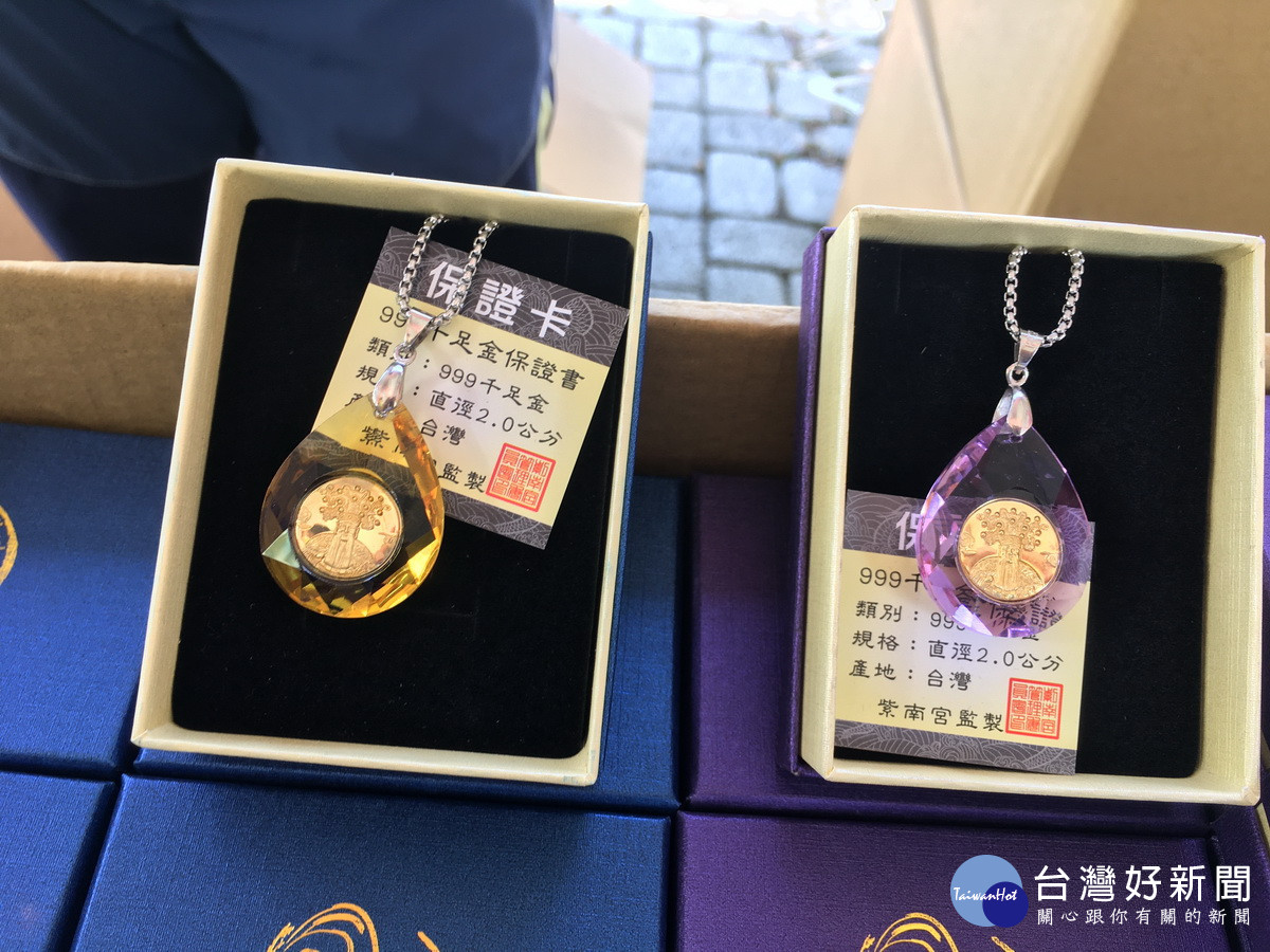 捐血250CC可獲贈水晶項鍊。（記者扶小萍攝）