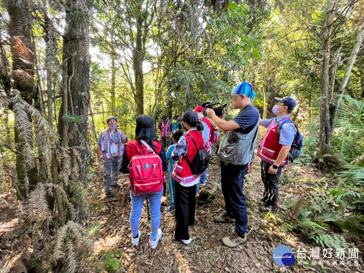 南投林管處於7日安排雙龍國小學生到雙龍林道體驗獵人在山林裡生活實境 。