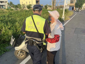 老翁頭暈機車停路中央，巡邏警暖心送他回家／警方提供