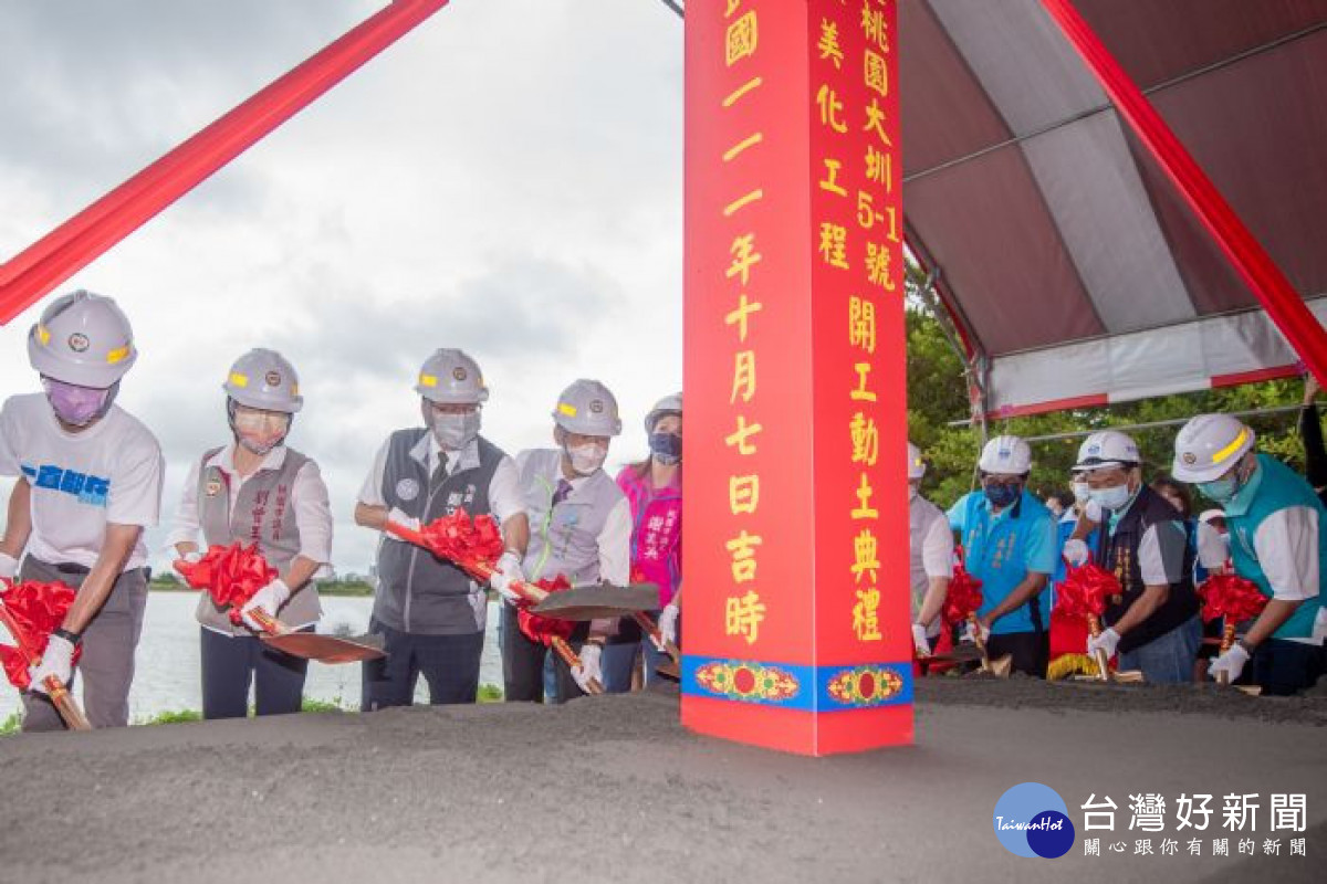 市長與貴賓一同進行動土儀式。