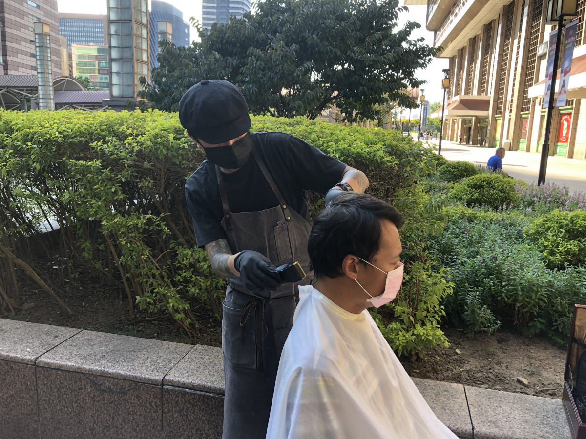 思安街頭義剪　助無家者修整儀容