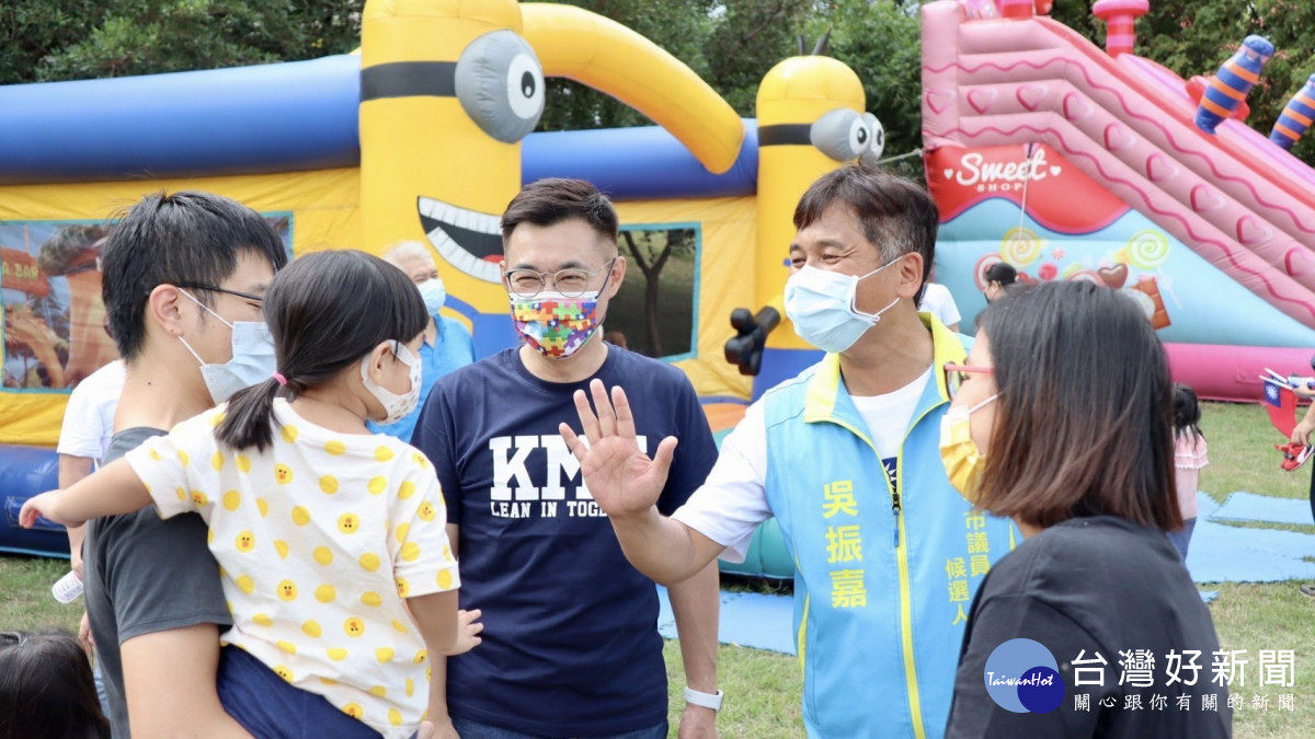 立委江啟臣(中)、臺中市議員候選人吳振嘉(右二)參加「國慶童樂嘉年華」同樂。